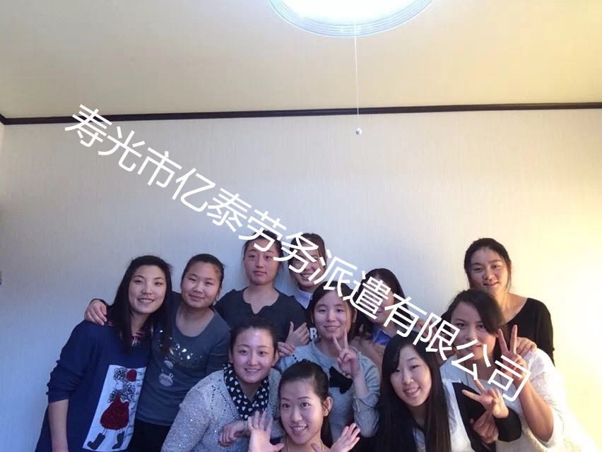 出国劳务人员留影