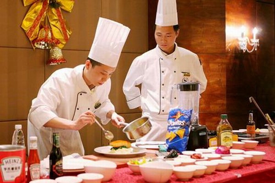 新西兰厨师招聘，待遇好，可以全家移民，待遇好