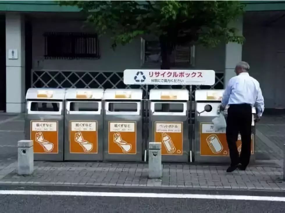 日本的街道真的非常干净，那么，日本人把垃圾都扔哪儿了呢？