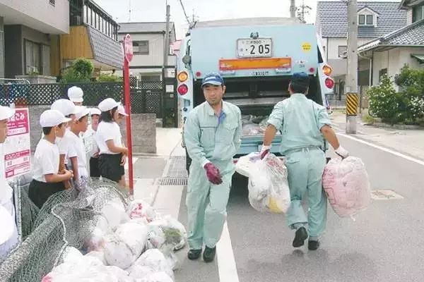日本的街道真的非常干净，那么，日本人把垃圾都扔哪儿了呢？