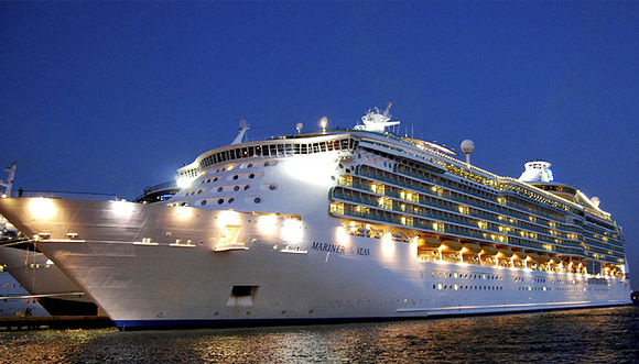 豪华游轮海乘服务人员招聘，客房 餐饮 娱乐部服务员等，月薪过万环游世界