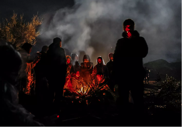 “美国梦”存在吗？成千上万非法移民被滞留荒漠中！大多数是华人...