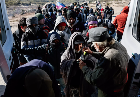 “美国梦”存在吗？成千上万非法移民被滞留荒漠中！大多数是华人...