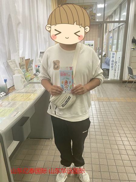 鞠帅老师带领新入境学生办理区役所登记和银行卡