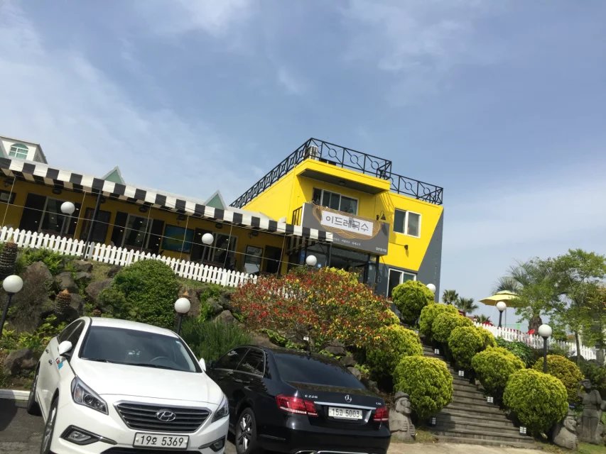 韩国济州岛服务员招聘 大龄48岁以内男女皆可 月薪1.2万+ 持续续签长期工作